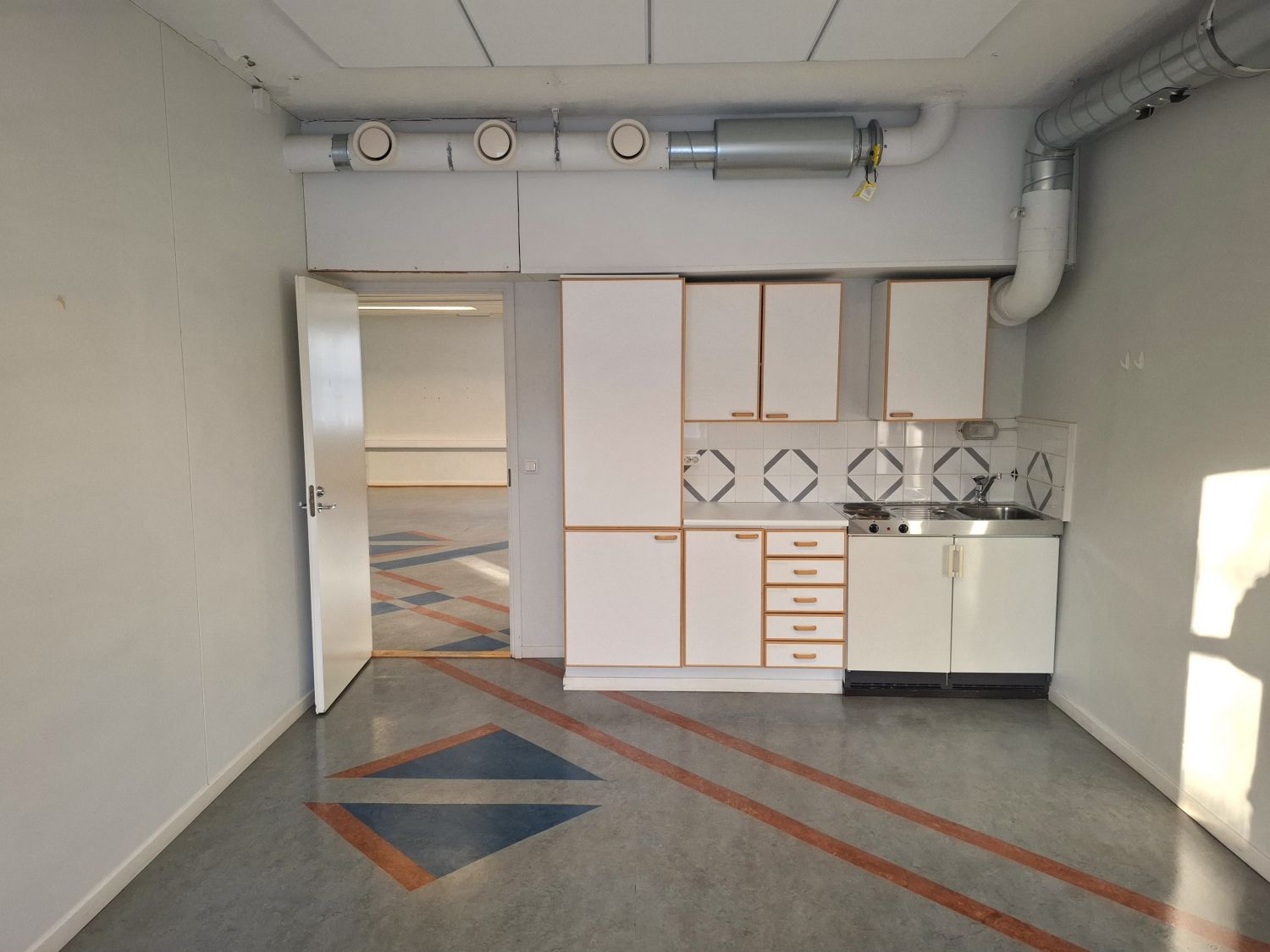 Toimistotilassa toinen keittiötila