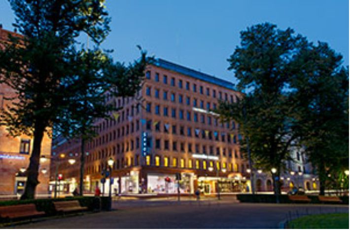 Rakennuksen kuvaus:
1937 valmistunut Ahlströmin liiketalo Eteläesplanadin ja Kasarminkadun kulmassa. Hieno ja näkyvä sij...