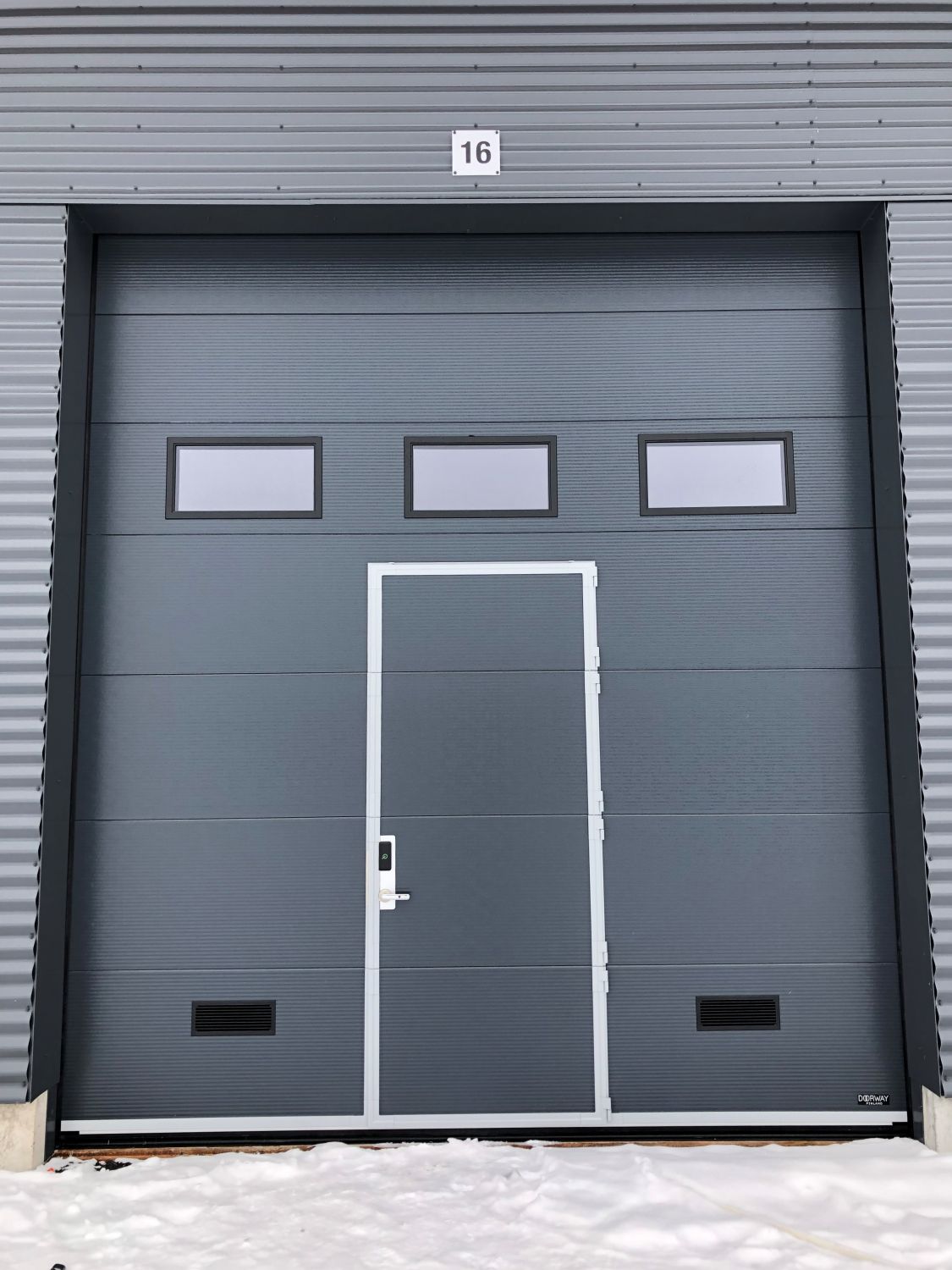 Sähköinen nosto-ovi ulkoa