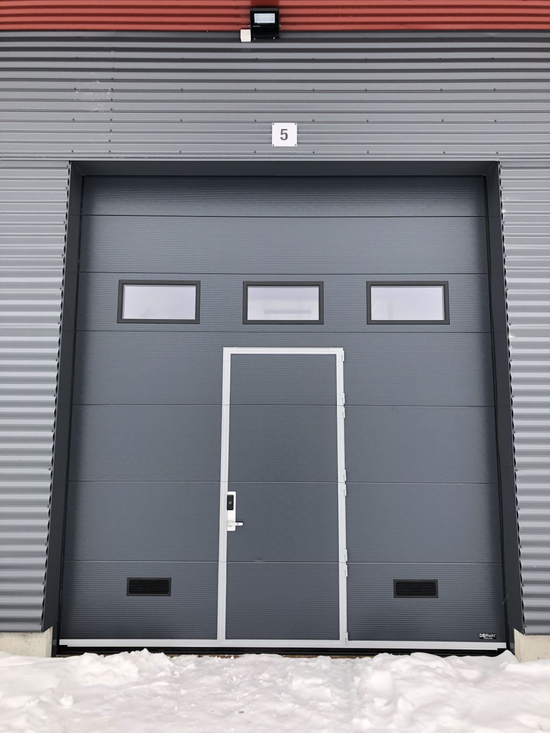 Sähköinen nosto-ovi ulkoa