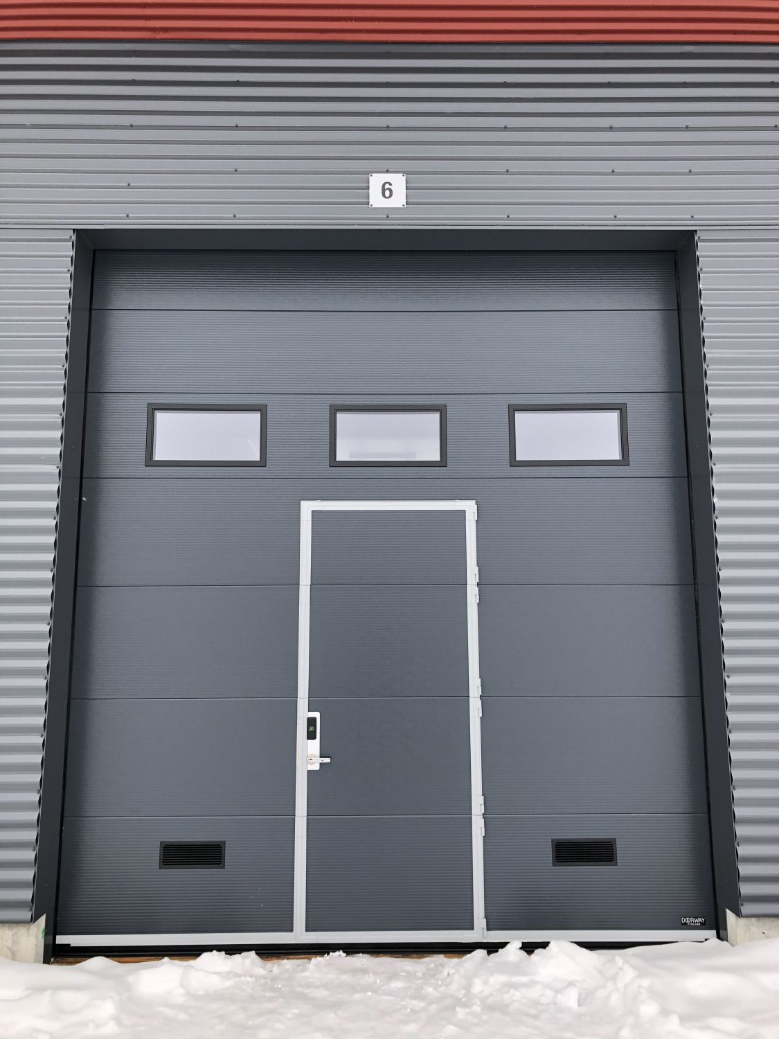 Sähköinen nosto-ovi ulkoa