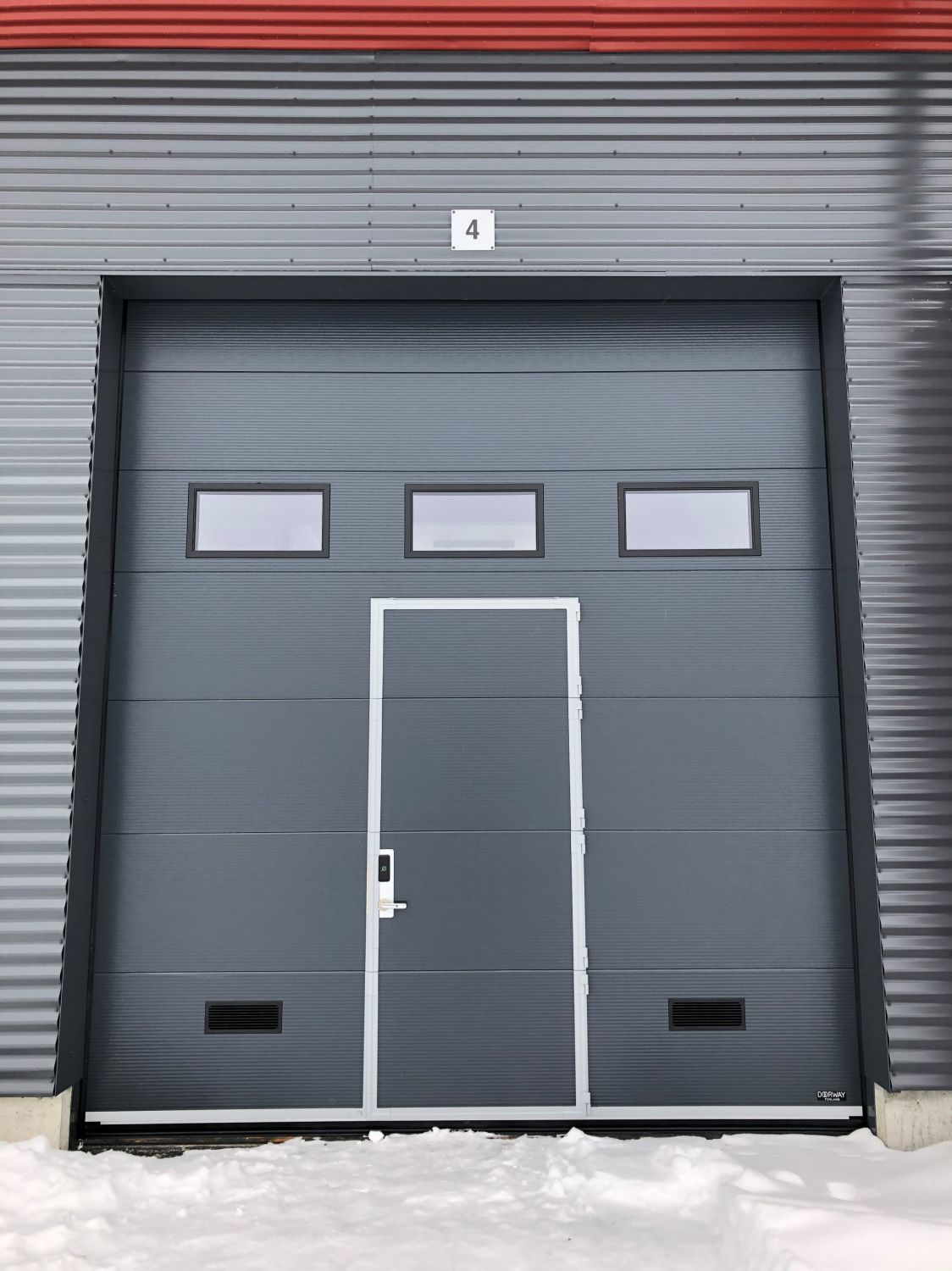 Sähköinen nosto-ovi ulkoa