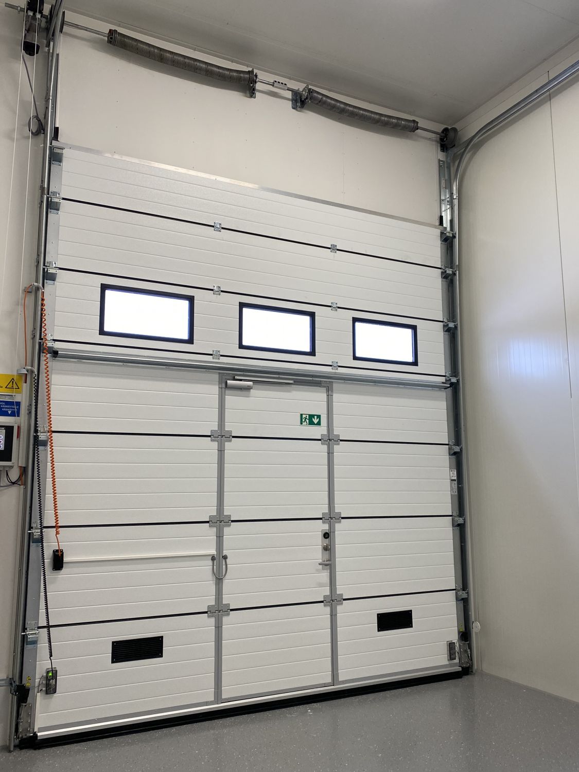 Sähköinen nosto-ovi sisältä