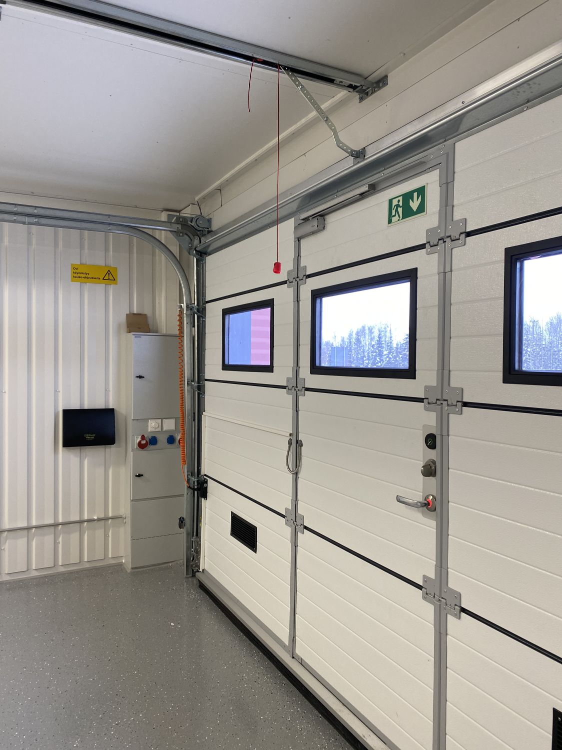 Sähköinen nosto-ovi