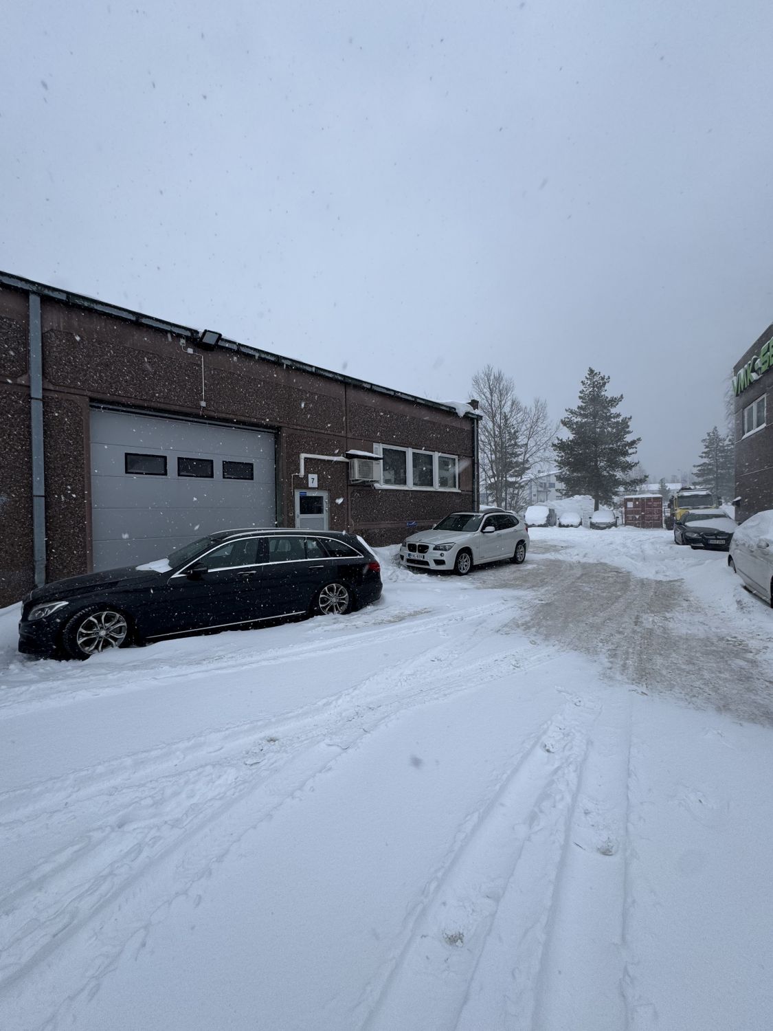Vuokrataan Tuusulan Sulan alueelta vapautunut autohalli/työtila/varastotila. Soveltuu hyvin esim. autoharrastajille tai varasto/työtilaksi. 4 merkittyä parkkipaikkaa.Soita ja kysy lisää. Nico Björkbacka - 0400 415 909
