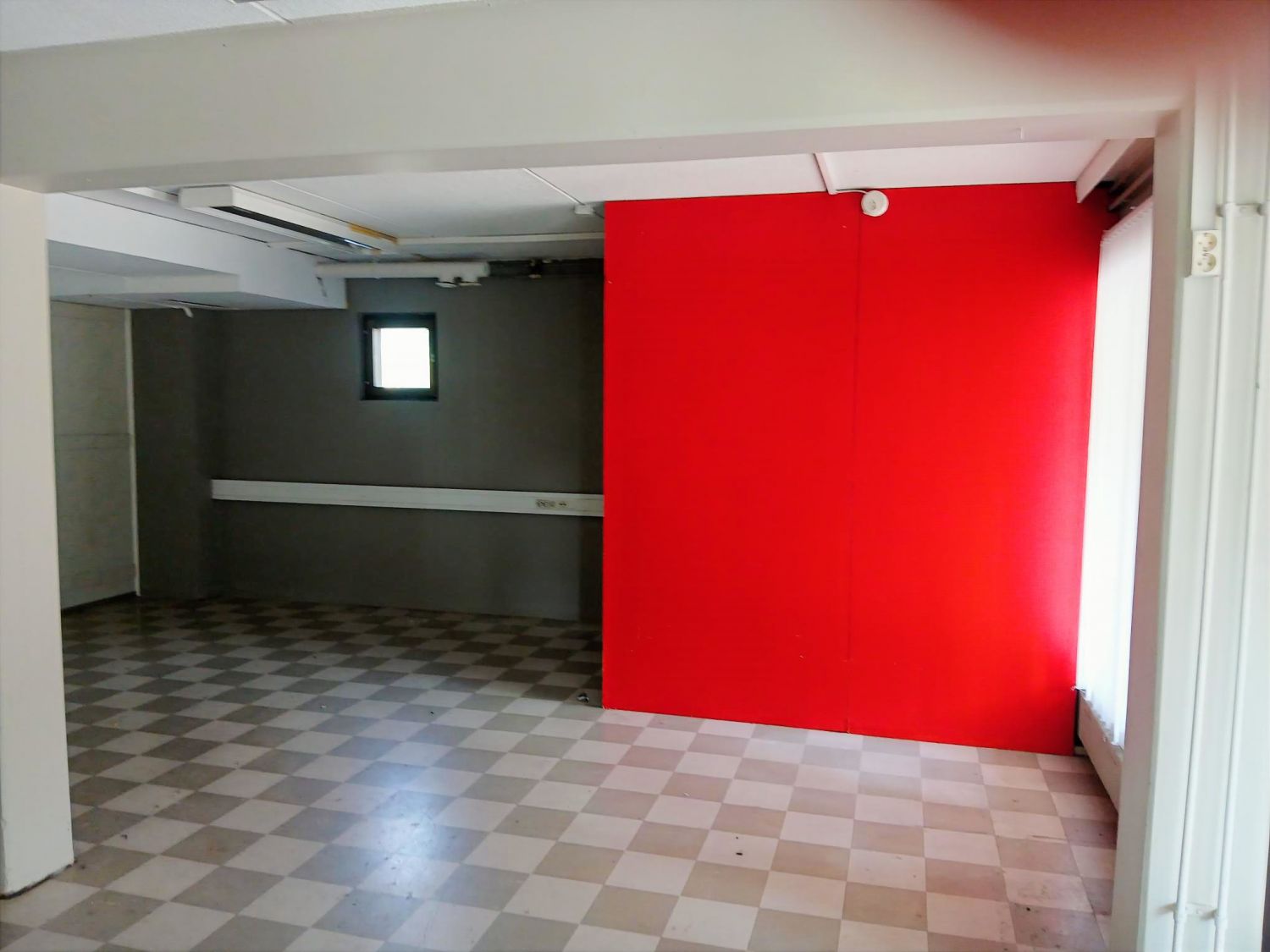 Toimitila Kotkan Hovinsaarella, lähellä junarataa ja satama-aluetta.
Noin parin kilometrin päässä keskustasta vapaa toim...