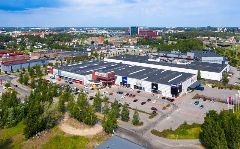 Vuokrataan korkea katutason 2078m2 liiketila kahdella sisään-/uloskäynnillä. Selkeä pohjaratkaisu ja runsaasti pysäköint...