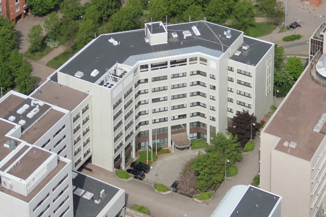 Hyväkuntoinen 1. kerroksen jäähdyttävällä ilmastoinnilla varustettua huoneisiin jaettu toimistotila Länsi-Pasilassa, kes...