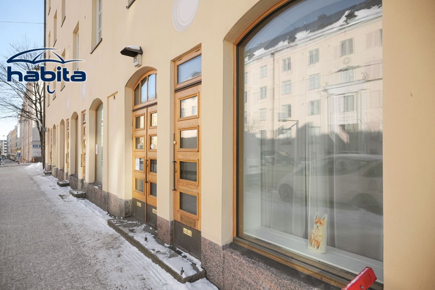 Erinomaisella sijainnilla Helsingin Vallilassa, kauniissa vanhassa talossa, valoisa huone ja myymälätila suurella kaari-ikkunalla Sturenkadulle. Huoneistoon on käynti sekä suoraan kadulta että rapun kautta. Sisätilat on remontoitu muutama vuosi sitten, joten kokonaisuus on siisti ja toimiva. Näytt...