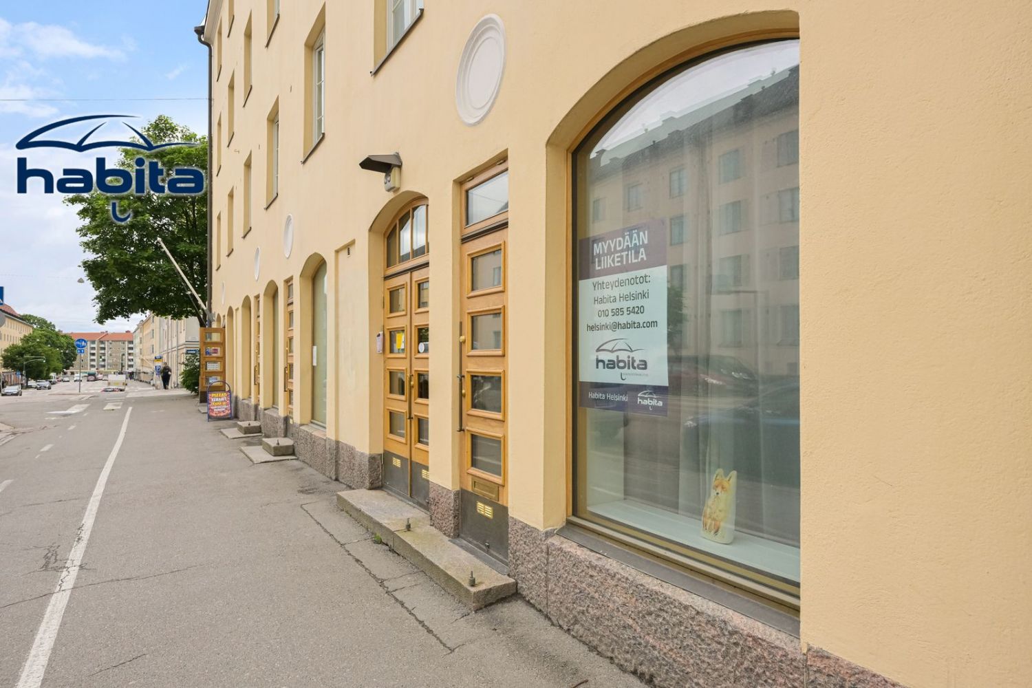 Erinomaisella sijainnilla Helsingin Vallilassa, kauniissa vanhassa talossa, valoisa huone ja myymälätila suurella kaari-ikkunalla Sturenkadulle. Huoneistoon on käynti sekä suoraan kadulta että rapun kautta. Tästä pienellä myyntihinnalla itselle tai sijoitukseen.Sisätilat on remontoitu muutama vuo...
