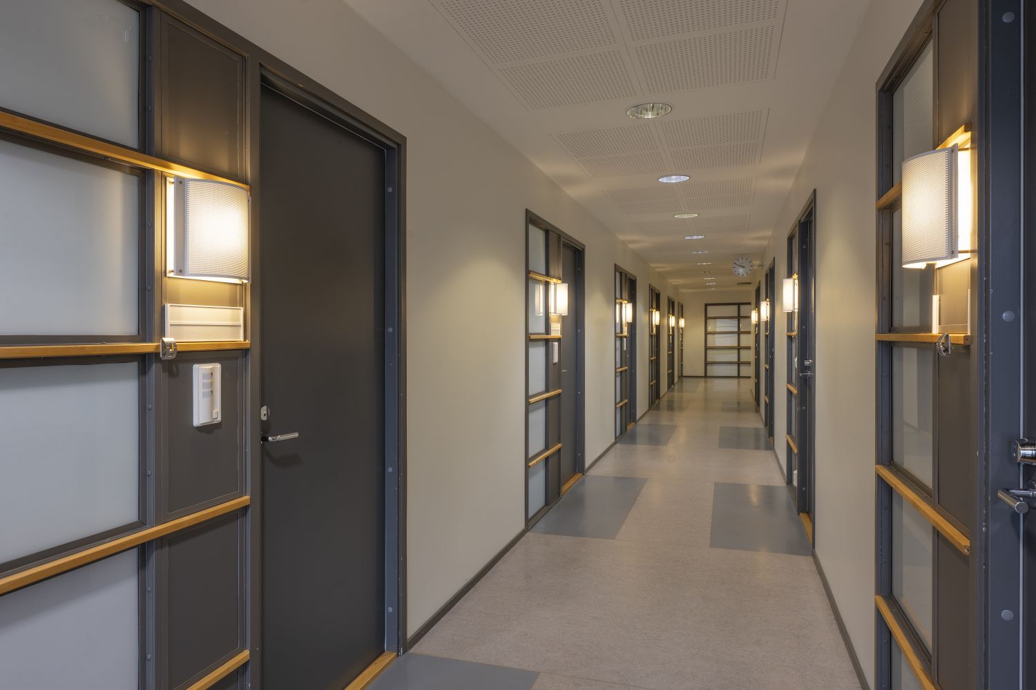 Huoneet sijaitseva käytävän molemmin puolin