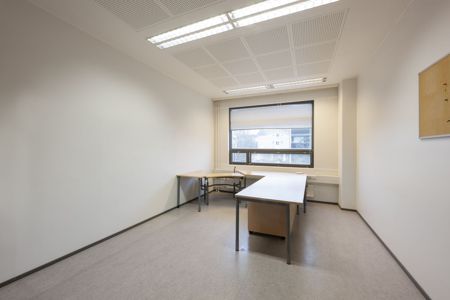 Huoneet tilavia ja valoisia