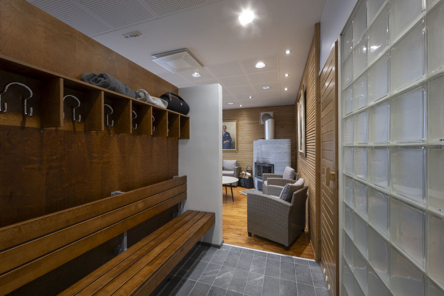 Pukuhuoneissa puupintoja