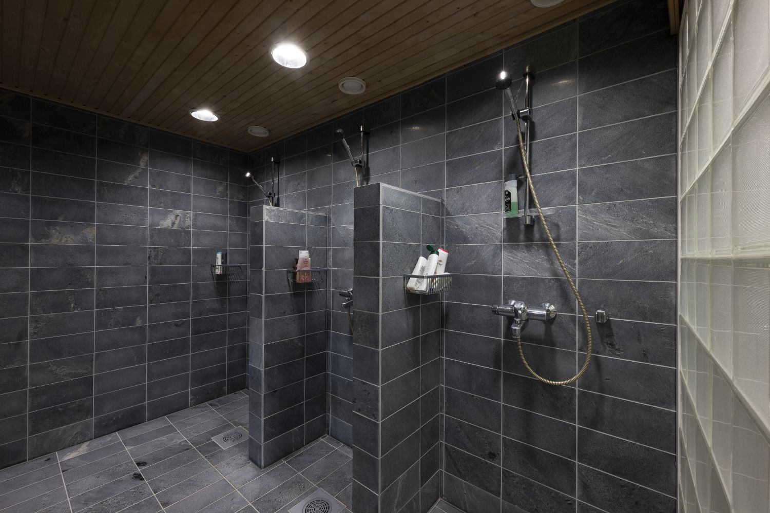 Tyylikkäät suihkutilat