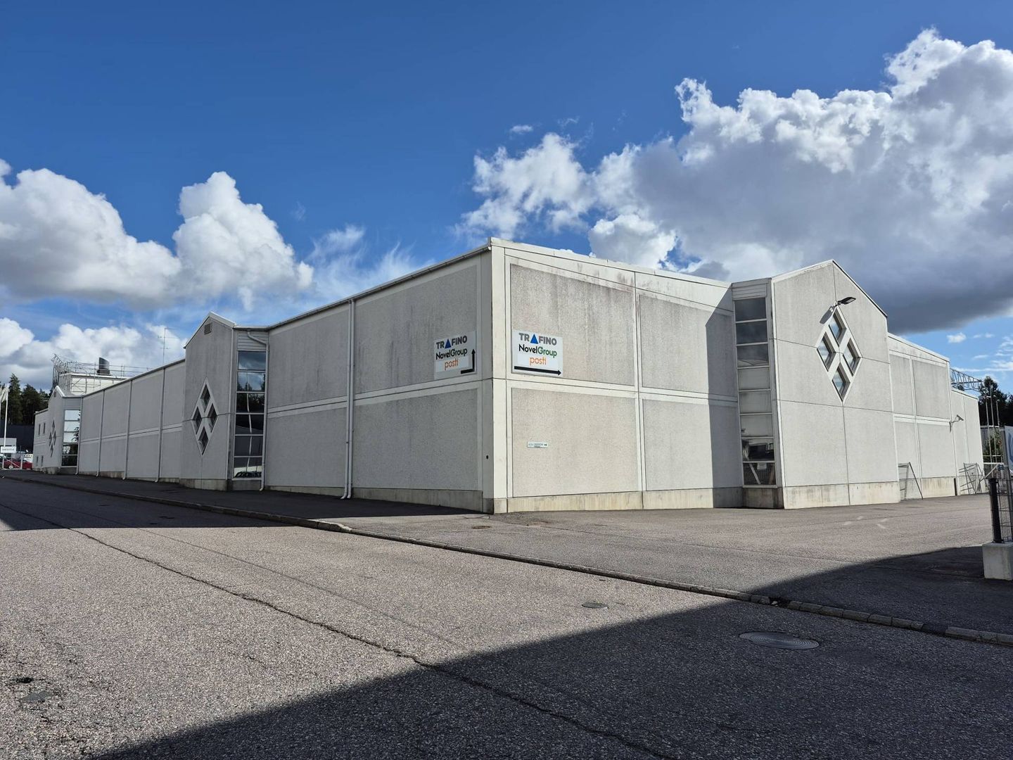 Kisällintie 12 tarjoaa erinomaiset puitteet erilaisten tuotanto- tai varastointitoimijoiden tarpeisiin: Sisäänajettava y...