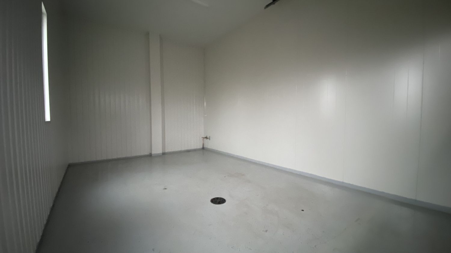 Suositulta Tiemestarin Talliosakkeelta monikäyttöinen, ikkunallinen ja valoisa kulmavarasto, autotalli, harraste-, toimi...