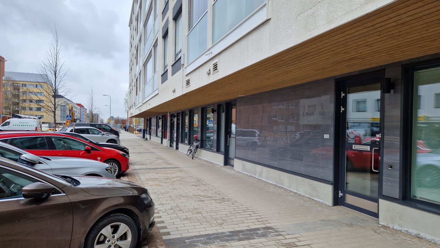 Vuokrataan katutason toimistohuoneisto Isokatu 58, 90100 Oulu.Huoneistossa on laminaattilattia, 5 äänieristettyä toimistohuonetta lasiseinillä, neuvottelu/taukotila sekä wc-tila suihkulla.Ikkunoissa on kirkasteippaus näkösuojana n. 1,5 m korkeudelle asti sekä sälekaihtimet.Sisäänkäynti kadulta....
