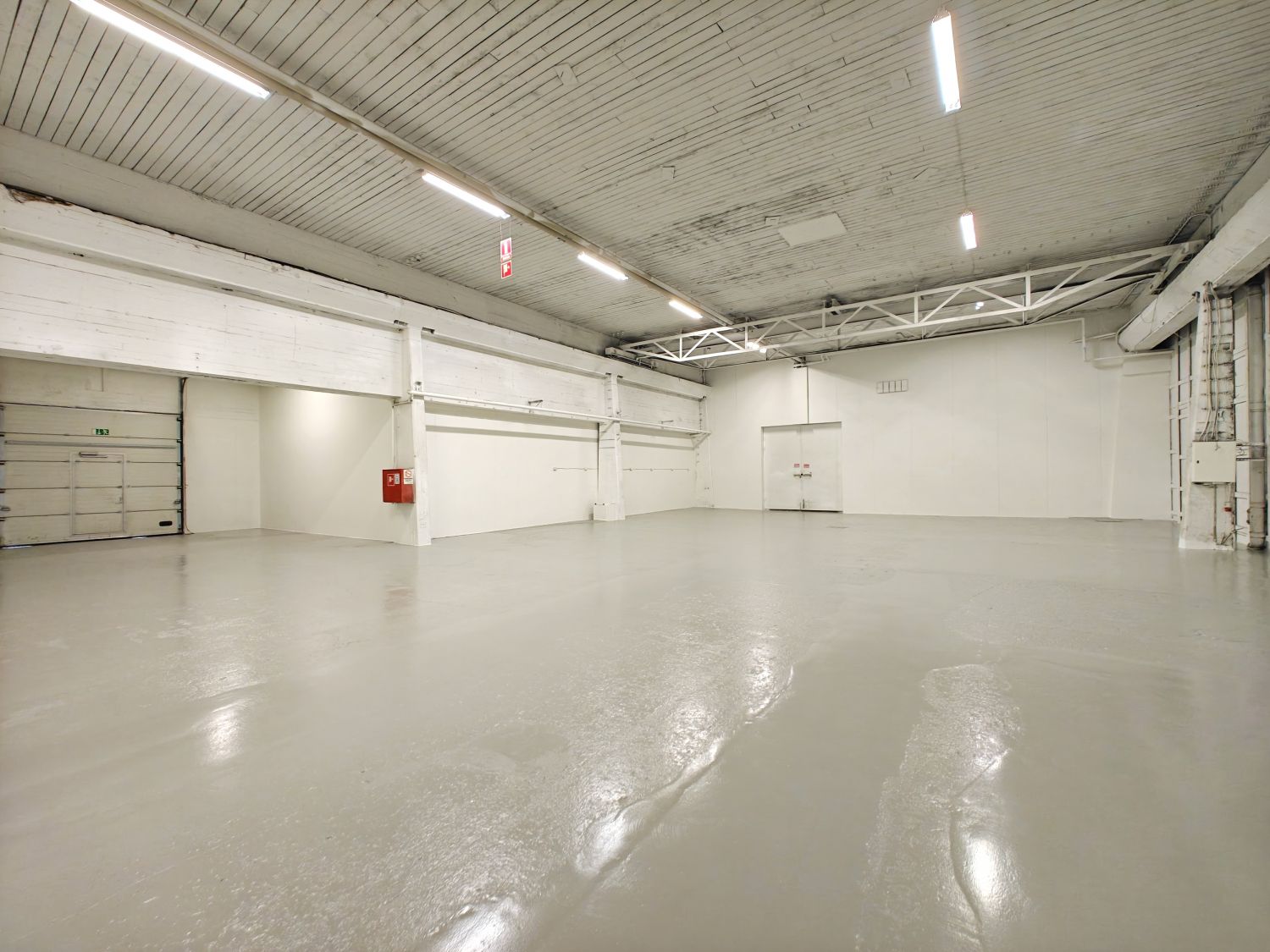 Liikekorttelista KMT10 vapautuu toimitilaa katutasosta sisältäen nosto-oven. Sisäänkäynti sisäpihan puolelta. Tilat sove...