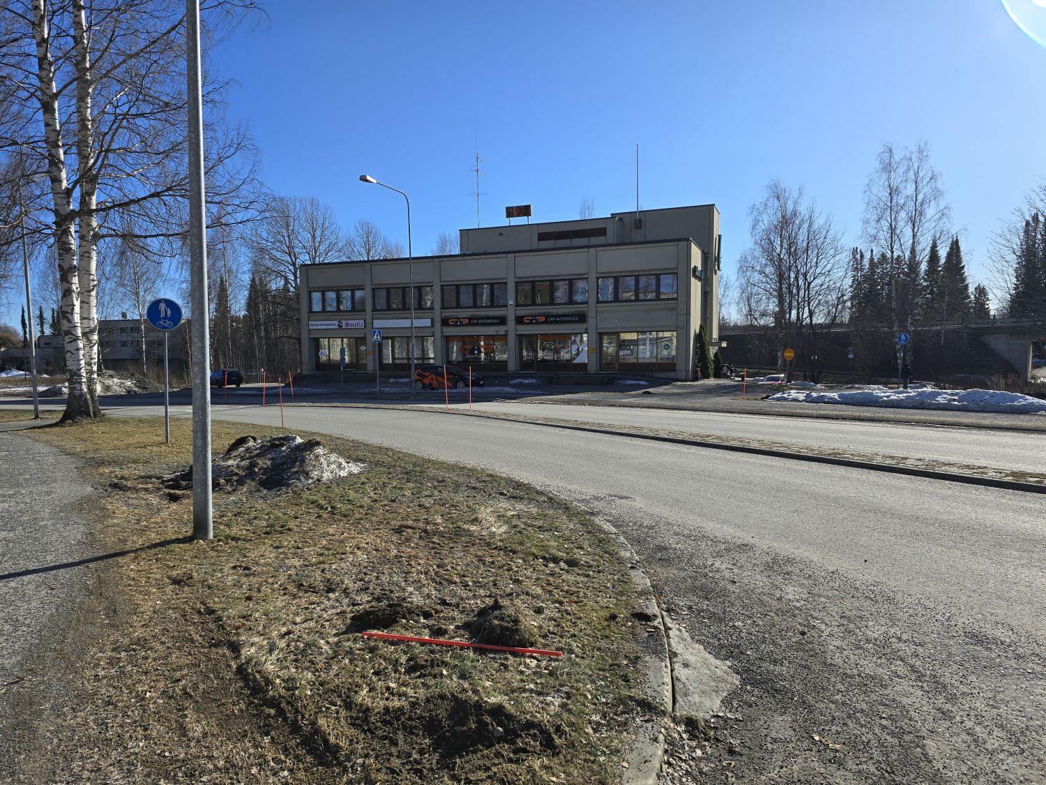 Toimisto- ja liiketiloja 933 m2 Lieksan keskustassa hyvien kulkuyhteyksien varrella, myydään pääosin vuokrattuna joten sopii hyvin myös sijoittajalle.Tilat ovat suhteellisen helposti jaettavissa ja muunneltavissa eri käyttötarkoituksiin.