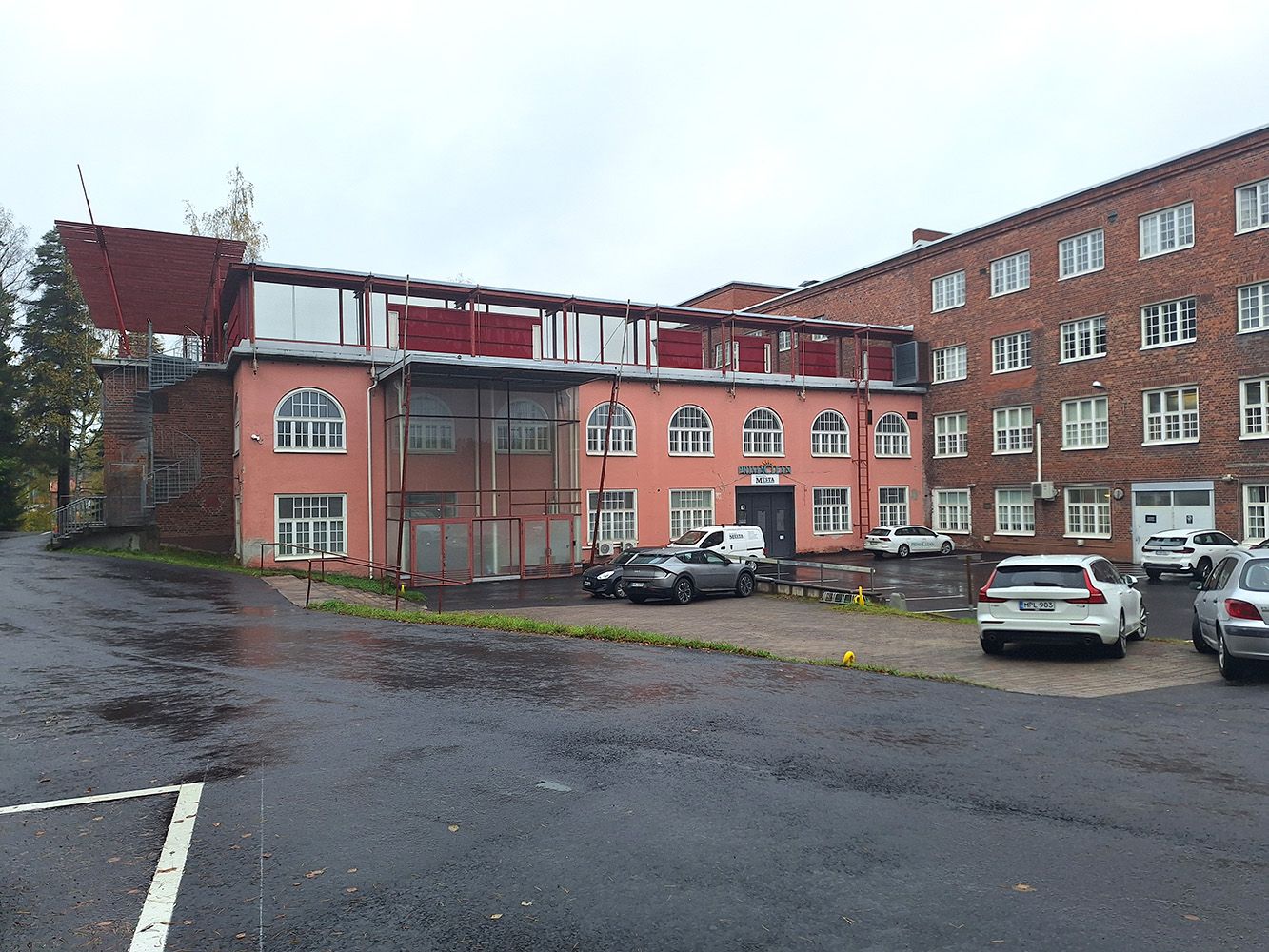 Vuokrataan toimitiloja industrial-henkisessä ympäristössä Keravan Klondyke talossa!