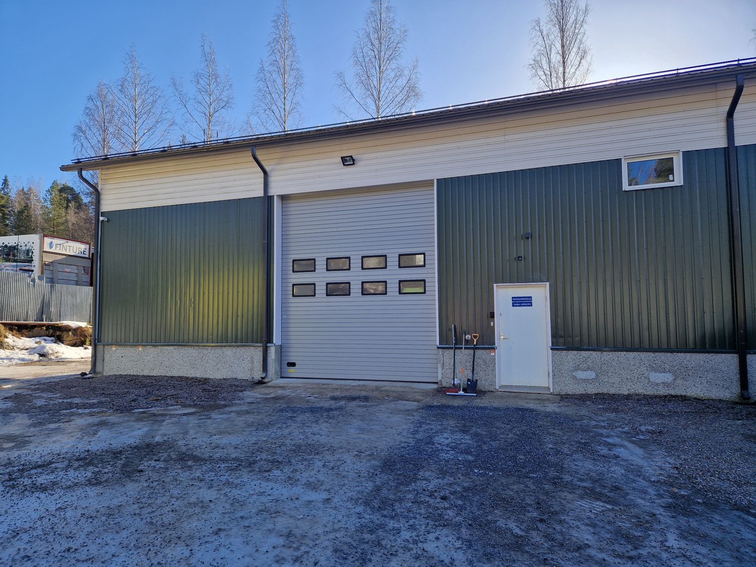 Soveltuu esim. autokorjaamotilaksi. Vesikiertoinen lattialämmitys, koneellinen ilmastointi. Nosto-ovi 4 mx4,5 m, hallin vapaa korkeus 5,5 m. Erillinen käyntiovi 10x21. Alueella tallentava kameravalvonta/ kulunvalvonta hälytysjärjestelmä ja aidattu ympäriinsä.