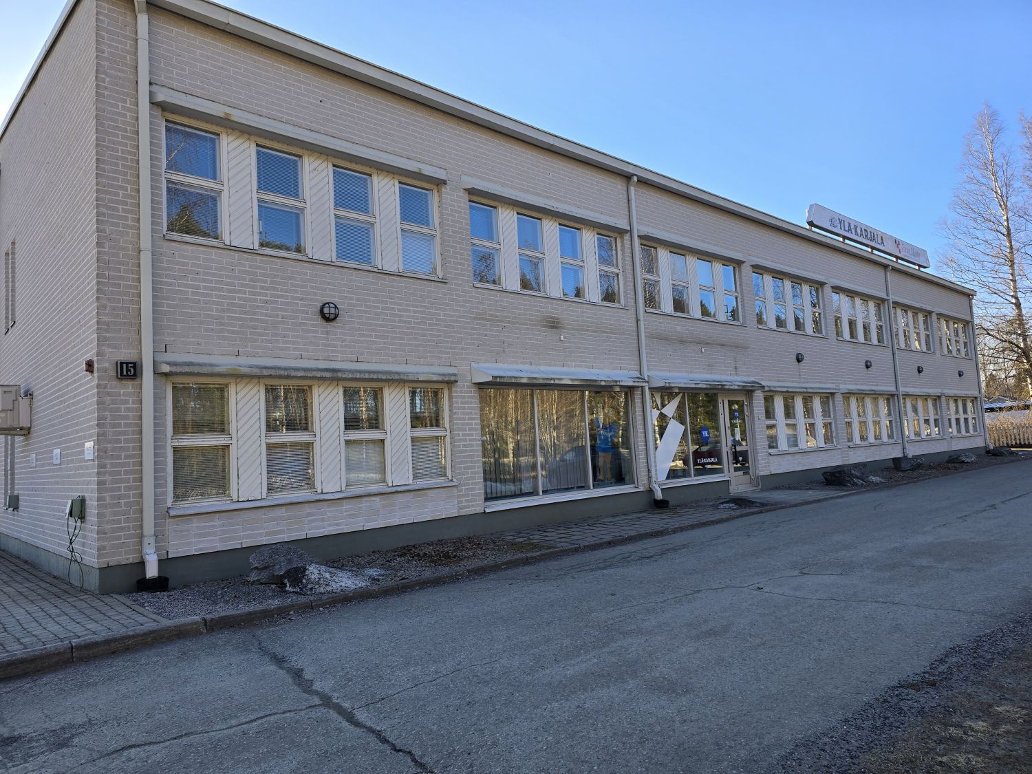 Tuotanto, liike- ja toimistotiloja 1080 m2 keskeisellä paikalla Nurmeksessa kahden keskustan välissä, myydään pääosin vuokrattuna joten sopii hyvin myös sijoittajalle.Tilat ovat suhteellisen helposti jaettavissa ja muunneltavissa eri käyttötarkoituksiin.