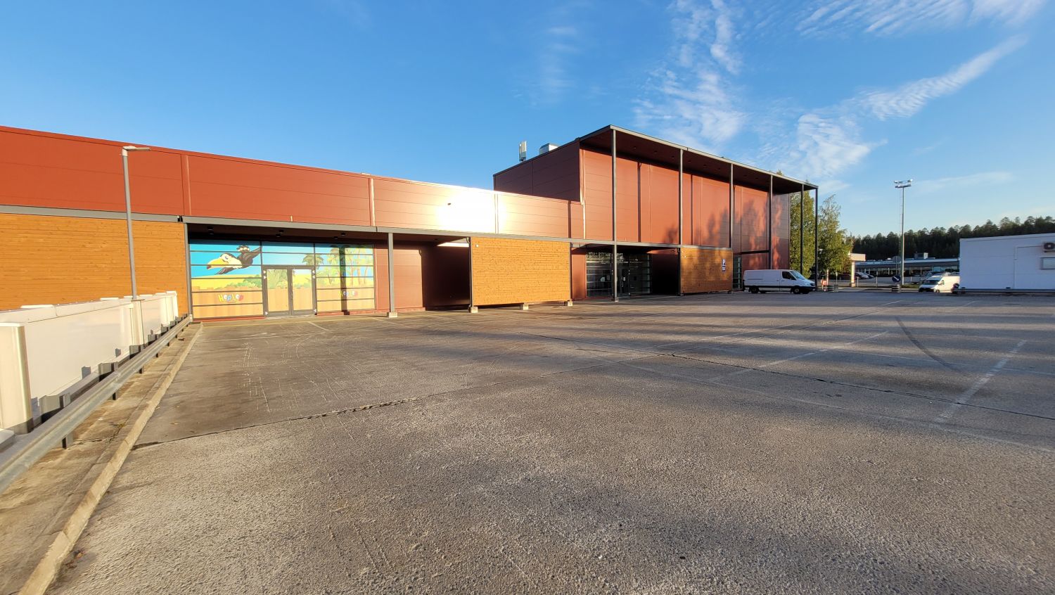 Vuokrataan vilkkaalta ja näkyvältä paikalta Seppälästä yhtenäinen ja selkeä 2100 m2 myymälä- / liiketila. Samassa liikek...