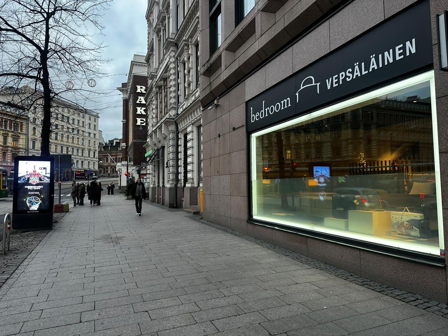 Vuokrattavana valoisa ja edustava katutason 238 m2 liiketila Helsingin yhdeltä näkyvimmistä ja vilkkaimmista paikoista, ...