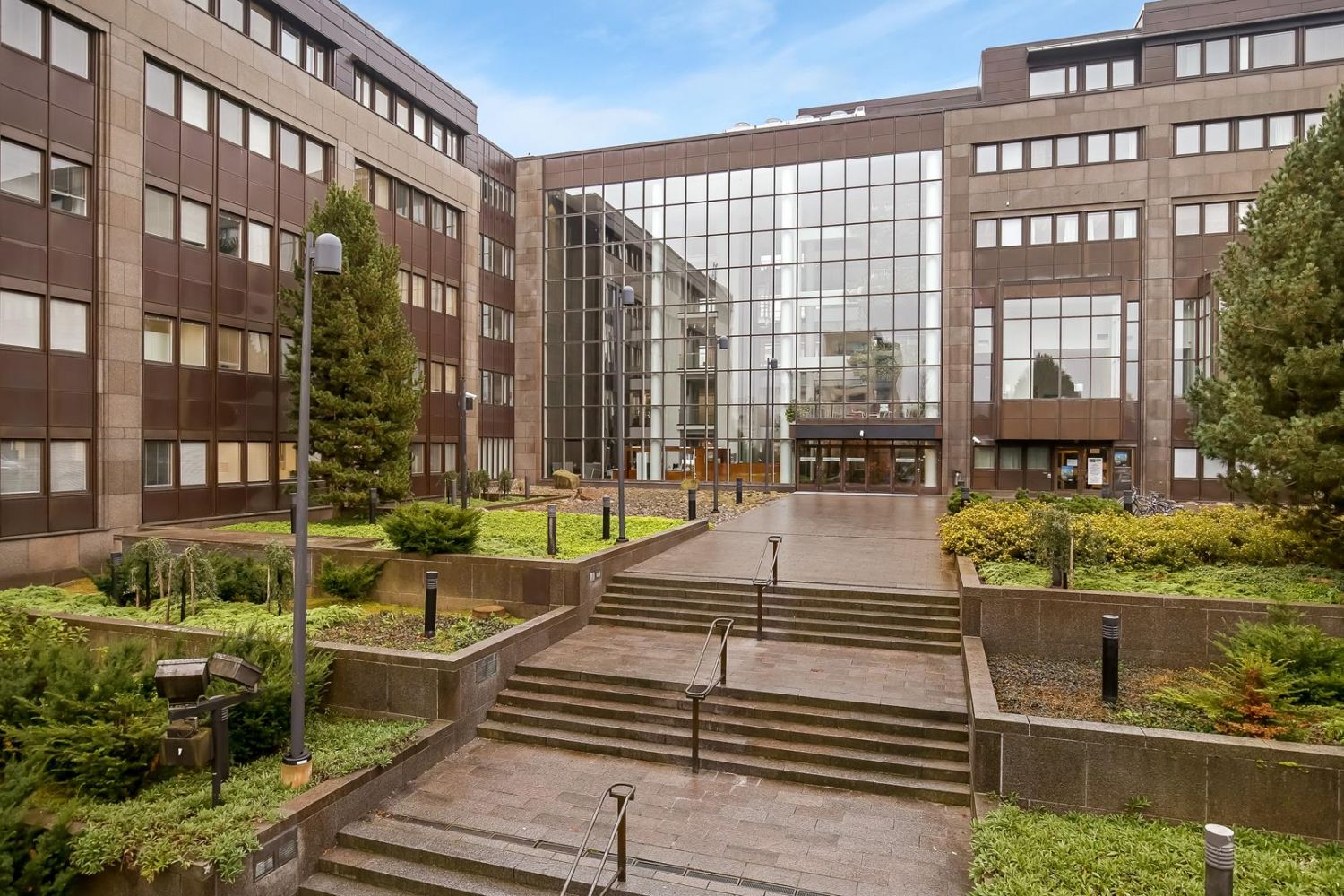 Vuokrattavana 5. kerroksen toimistohuonekokonaisuus: 9 toimistohuonetta ja 2 neuvottelutilaa. Oma taukokeittiö ja kaksi ...