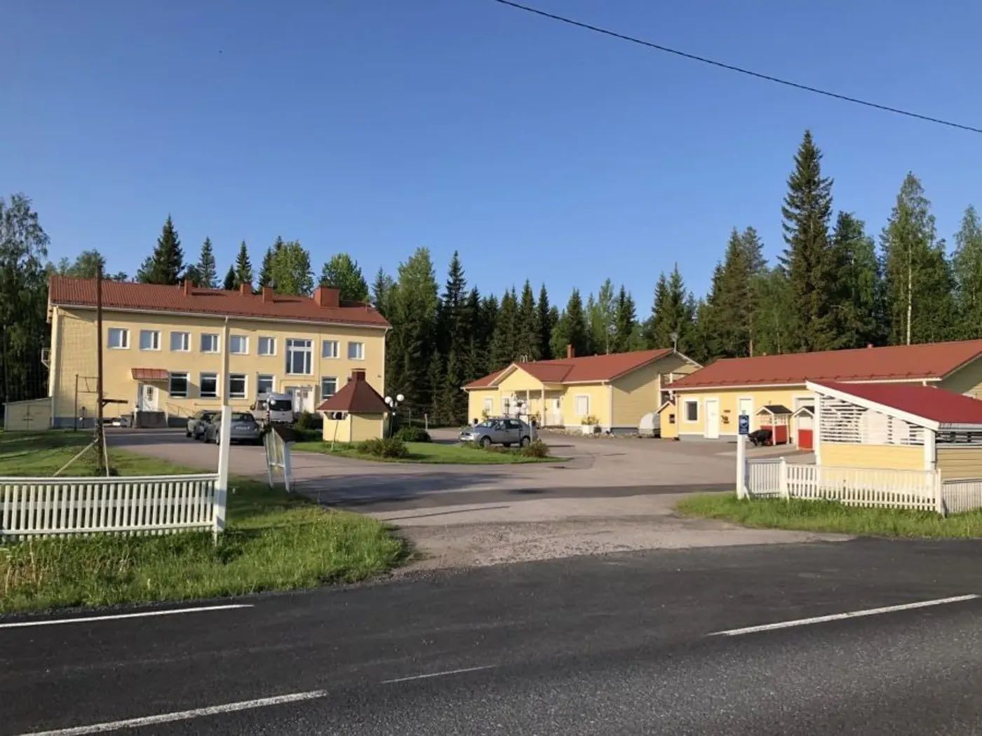 Ylivieskassa on vapautumassa vuokralle monipuolinen kiinteistökokonaisuus, joka tarjoaa erinomaiset puitteet monenlaiseen liiketoimintaan. Kokonaisuus muodostuu kolmesta erillisestä rakennuksesta, joiden sydämenä toimii näyttävä kolmikerroksinen kivitalo. Alun perin kouluna palvellut rakennus on myö...