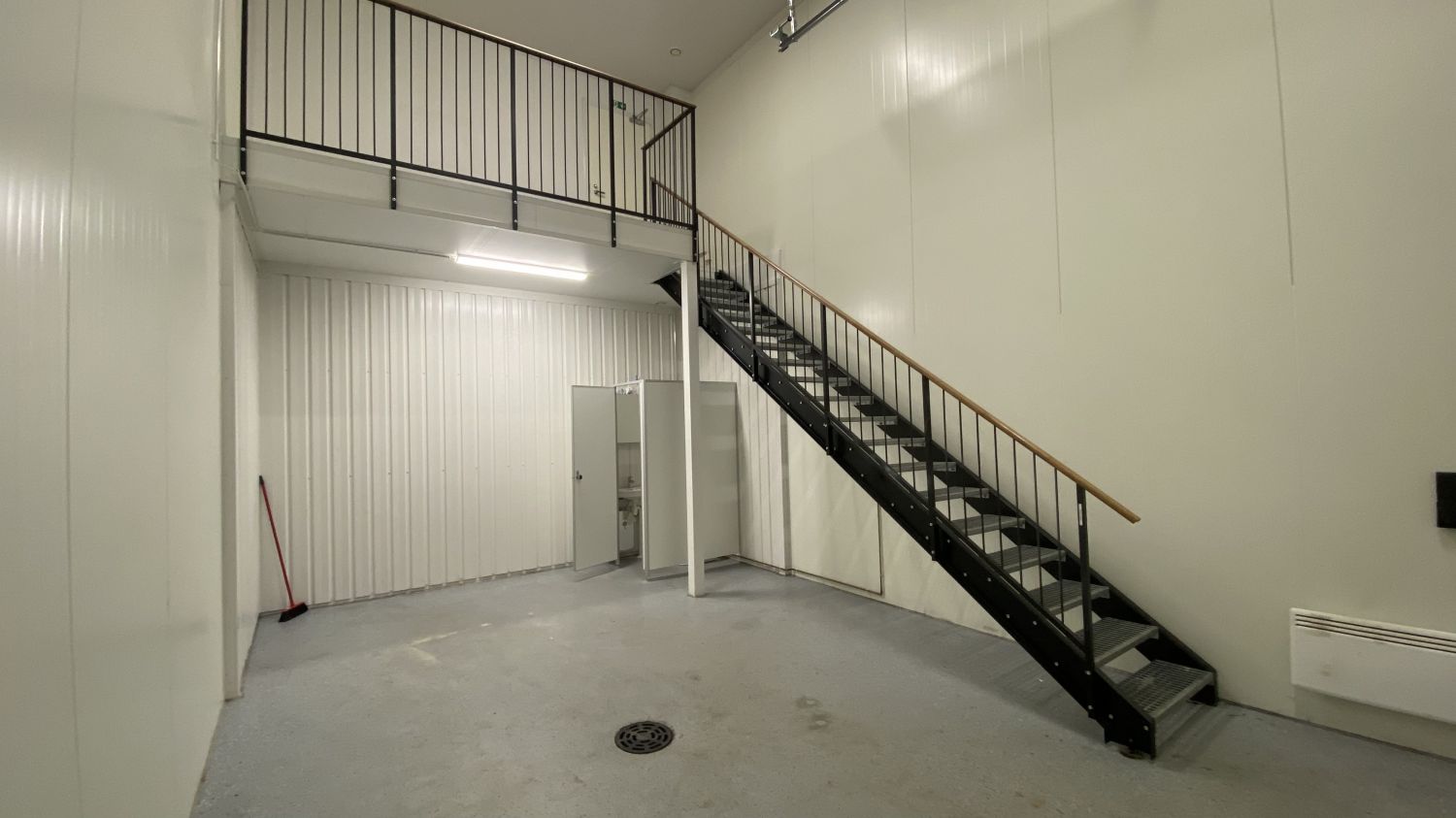 Koivukylän Talliosakkeelta monikäyttöinen varasto, autotalli, harraste-, toimitila 4. Tilassa parvi sekä wc.