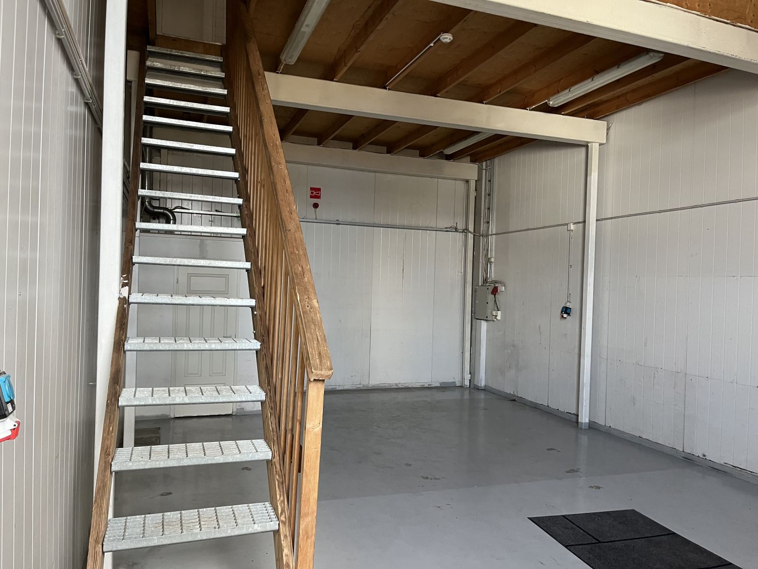 58 m2 nosto-ovellinen ja parvellinen tuotanto-/varastotila alle 10 min kehä 3 :lta.
Pohjakuva: www.jonne.fi
