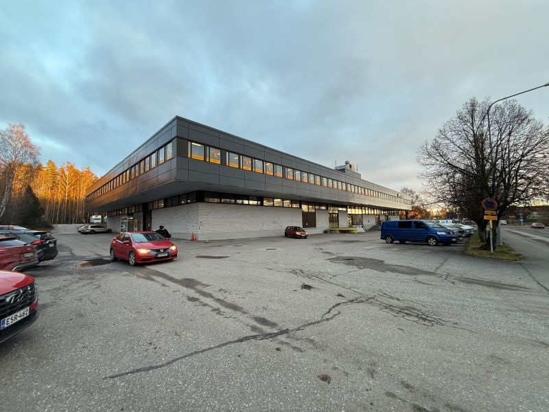 Vuokrattavana toisen kerroksen toimisto-/näyttely-/varastotilaa tarpeen mukaan kokoluokassa alkaen n. 300 - 1800 m2 asti...