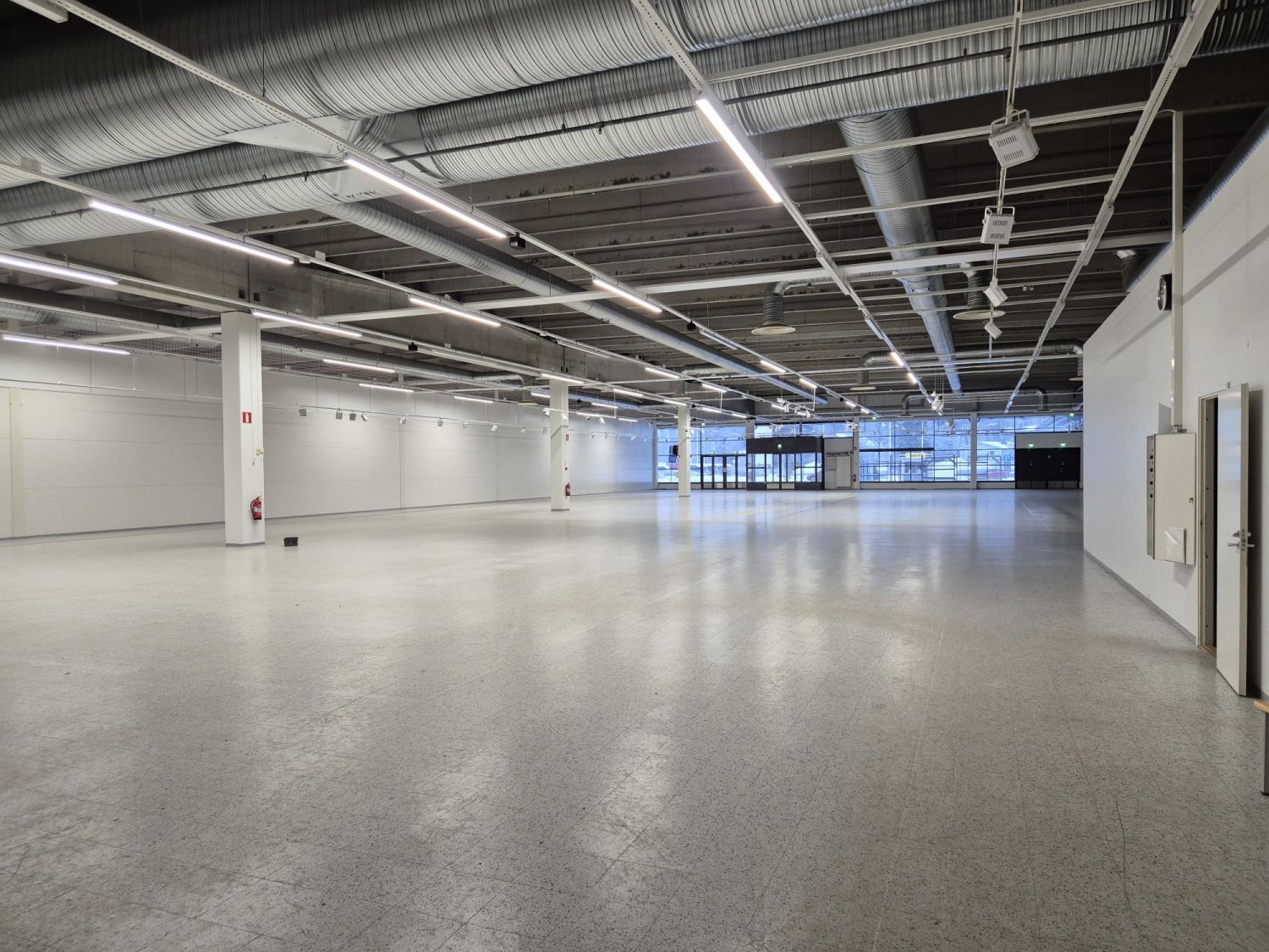 Lappeenrannan Kodinkeskuksesta vuokrattavana tilava katutason liiketila, jossa on runsaasti myymälätilaa, kompakti varas...