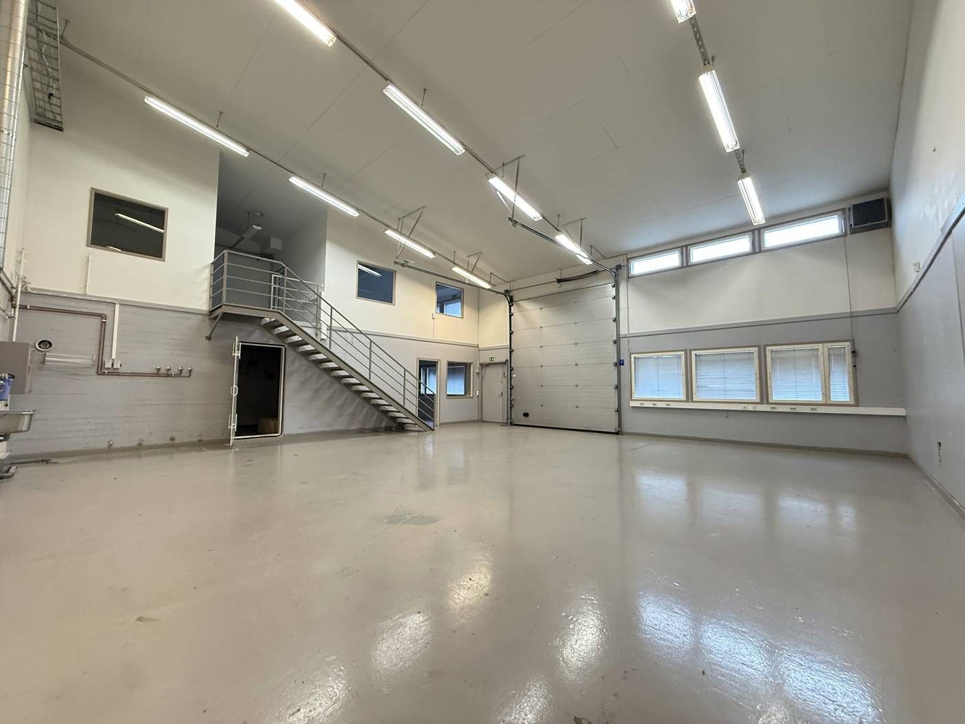 Halli + toimisto 195m2 *Siisti *Katutaso & Näkyvä paikka