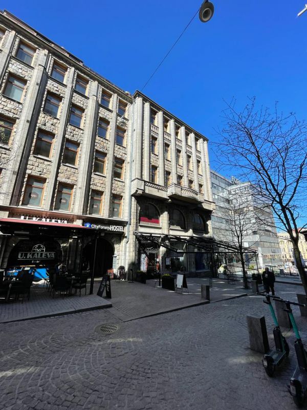 Arvokiinteistön toimistossa on 4 työhuonetta, 8-10 hlö. neuvotteluhuone ja aulatila.
Rauhallinen 4. kerroksen toimistoti...