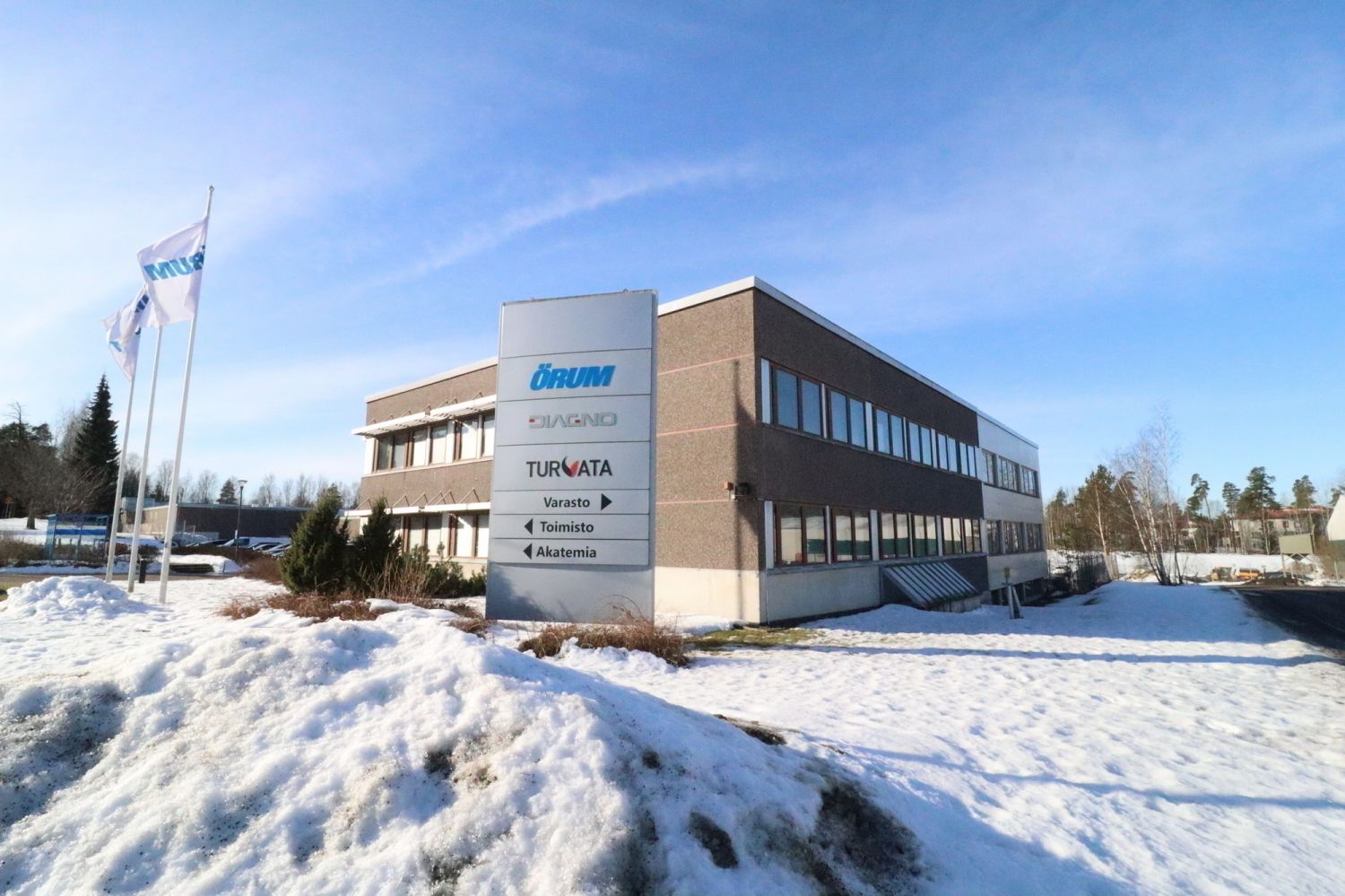 Vuokrattavana toimivaa varasto-, toimisto- ja pihatilaa hyvällä sijainnilla Kehä 3:n varrella.- Varastoa 11 862 m²  (varastotilat laajennettu lohkoina, vapaa korkeus noin 7-9 metriä)- Toimisto 2 321 m² (kolmas kerros)Vuokrattavana monipuolinen varasto- ja toimistokokonaisuus erinomaisella sija...