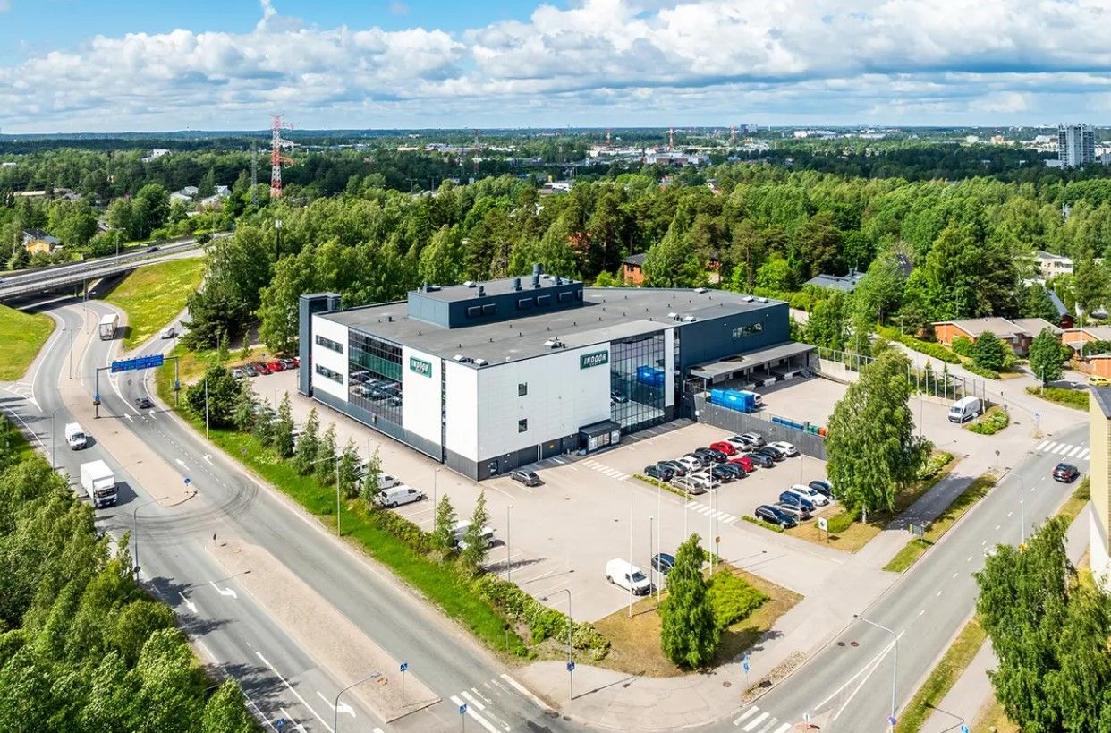 Vuokrattavana toisen kerroksen suuri toimistotila Vantaan Kuninkaalasta. Tässä tilassa on avotilaa, neuvottelu- ja työhu...