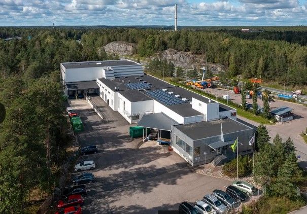 Erinomaisella sijainnilla, Kehä III:n varrella sijaitseva varasto-/työtila- ja toimistokokonaisuus, mikä kattaa koko rak...