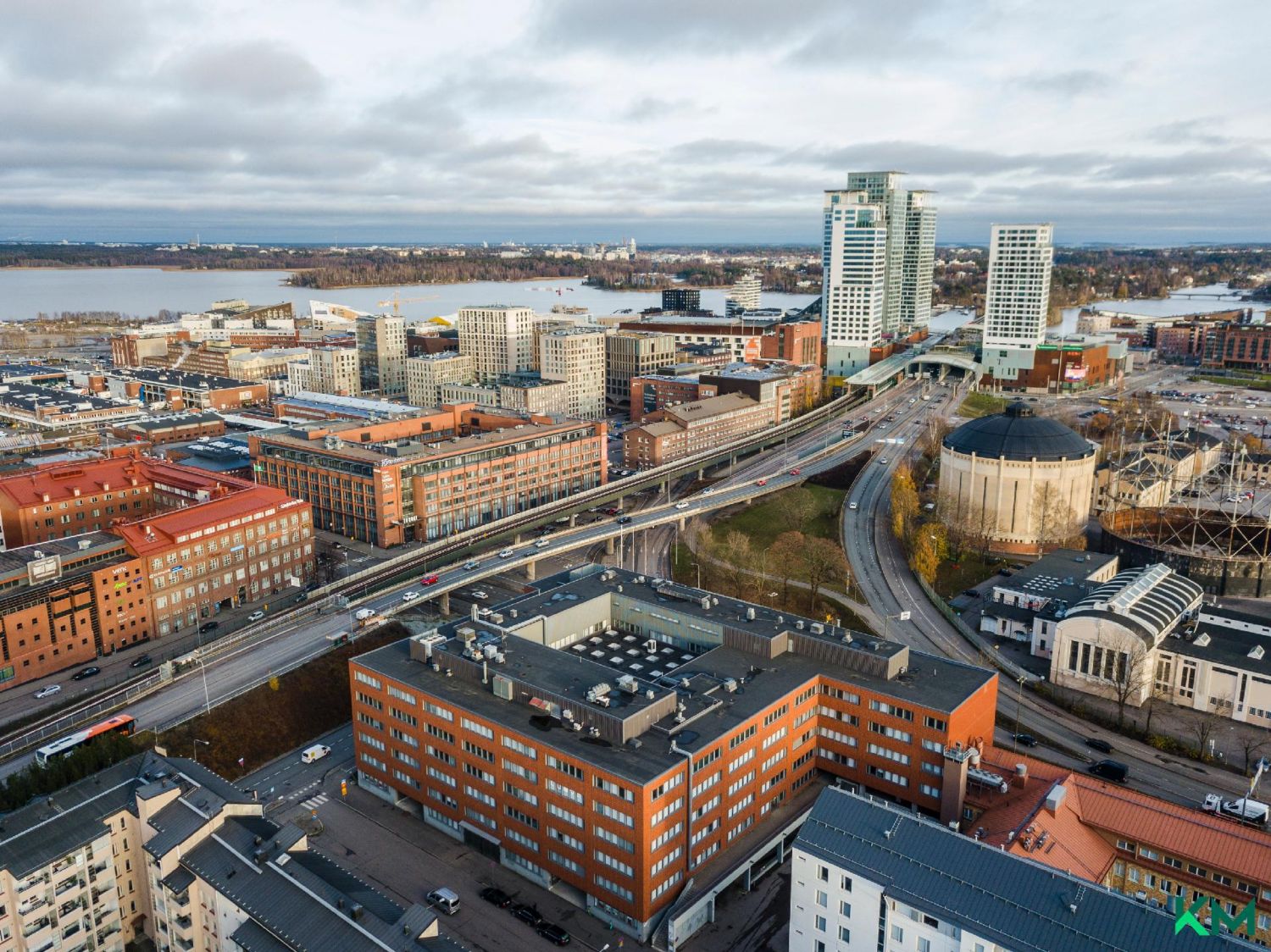 Nyt tarjouskaupalla. Monien mahdollisuuksien tuotanto-, toimitila loistopaikalla. Hyvät liikenneyhteydet ja palvelut vie...