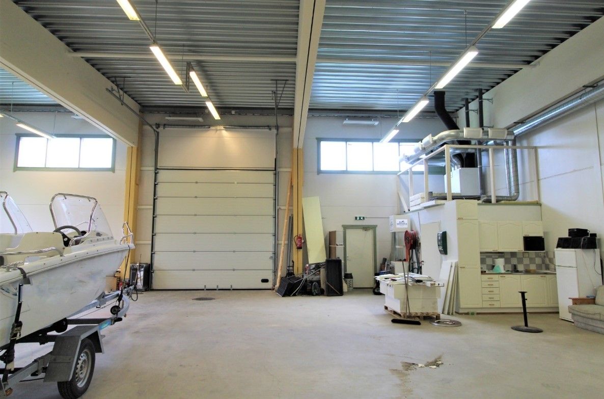 Hyväkuntoinen varastotila 4x4 m nosto-ovella. Keittiö ja pesuhuone. Vesi-Ilmalämpöpumppi ja 2 kpl ilmalämpöpumppu.  
Lat...