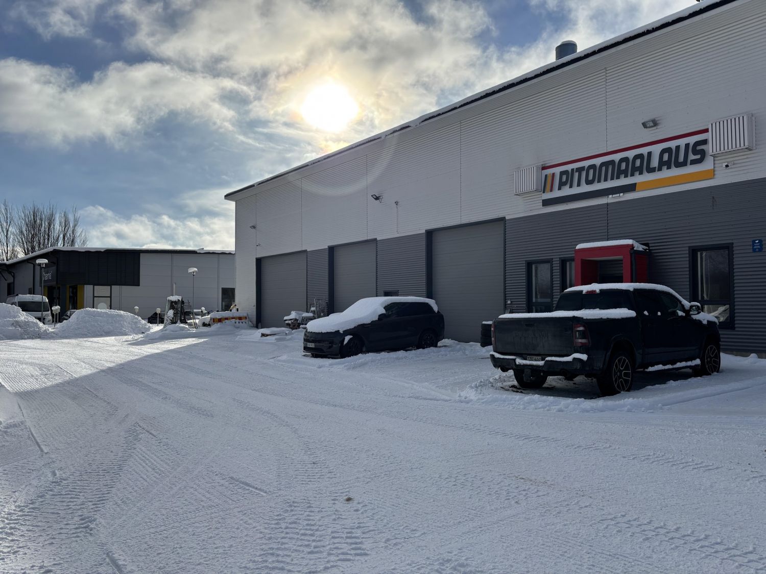 Vuokrataan 2012 vuonna rakennetusta hallirakennuksesta toimitilaa, jotka sijaitsevat Oulunportissa, lähellä moottoritietä, Idealinja 9 osoitteesta. Tilat koostuvat toimistopuolesta, jossa kolme työhuonetta, tauko- / keittiötila sekä wc. lämpimästä hallista, johon nosto-ovi sekä kylmästä hallista, jo...