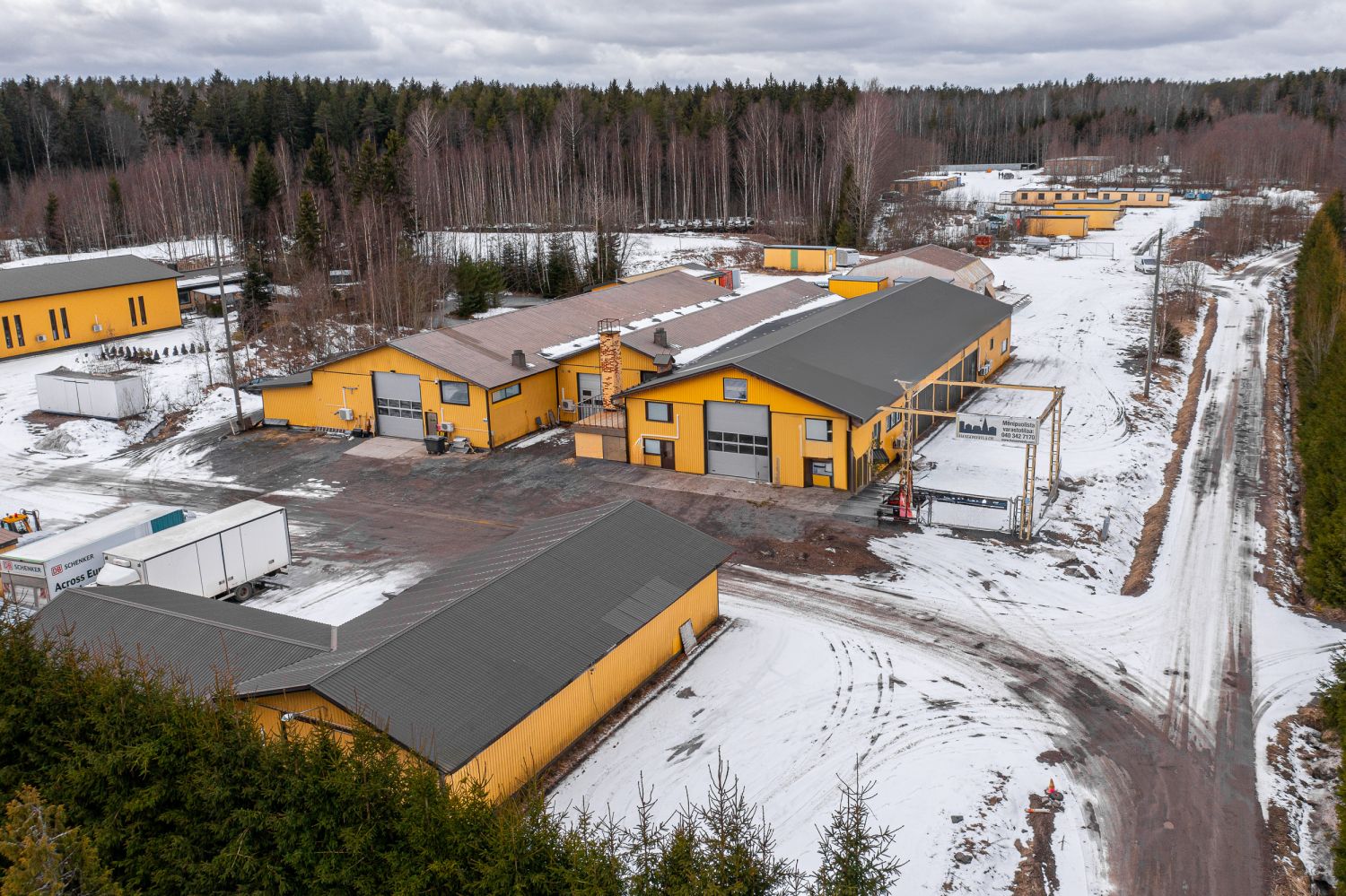 Hallikokonaisuus Rajamäki, tontti 6,5 ha, hallitilaa yli 4000 m2. Sisältää omakotitalon ja kaksi asuntoa.