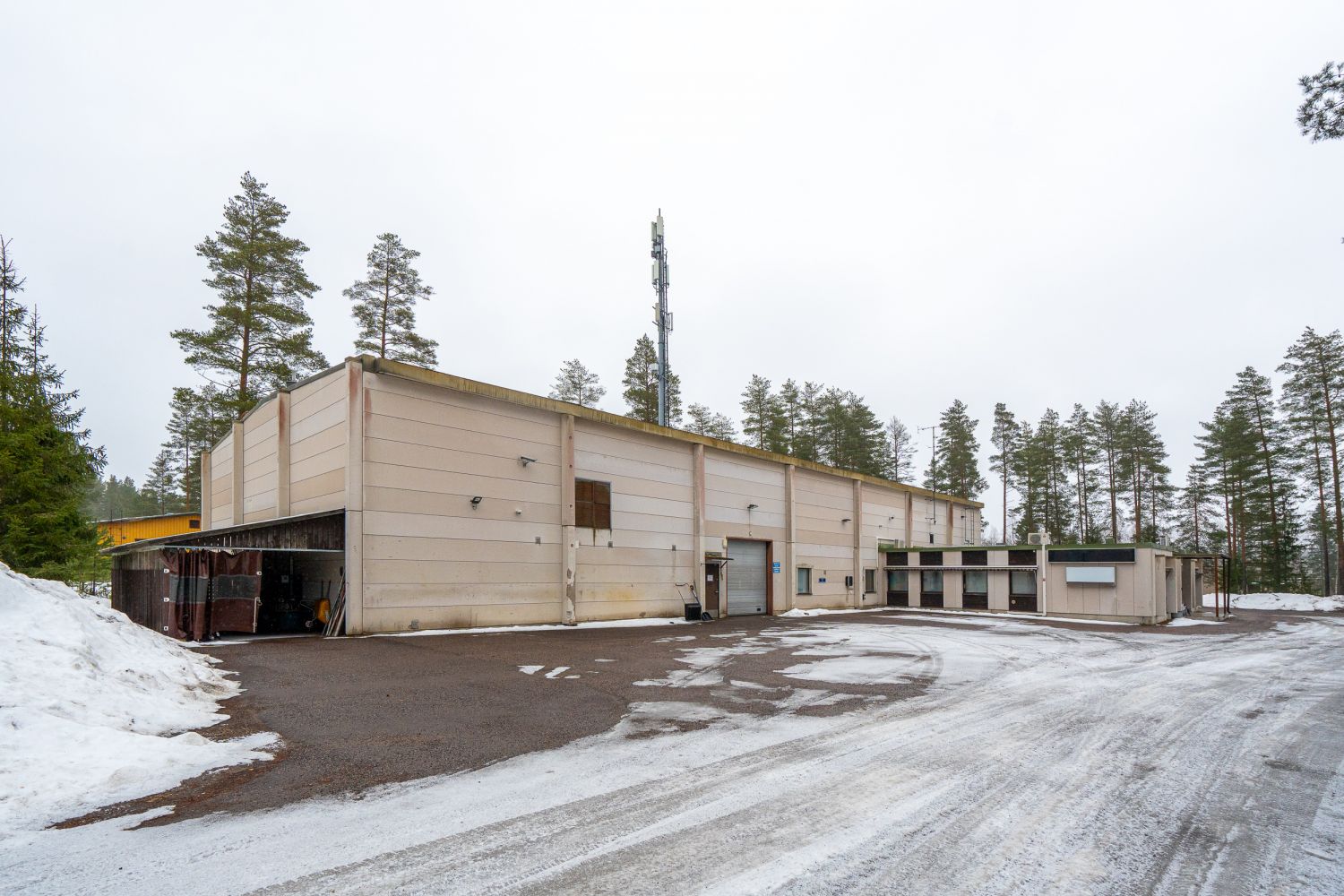 Betonirunkoinen 1000 m2 siporexhalli Nummelassa, Veikkoinkorven teollisuusalueella.
Hallitila 6 m korkeaa ja toimistotil...