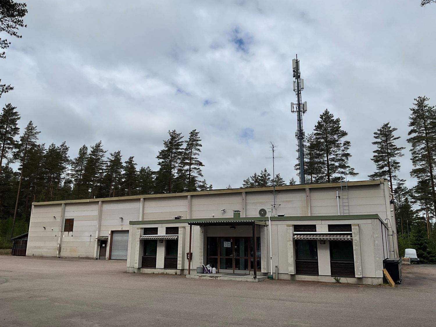 Betonirunkoinen 1000 m2 siporexhalli Nummelassa, Veikkoinkorven teollisuusalueella.Hallitila 6 m korkeaa ja toimistotiloja 150 m2.