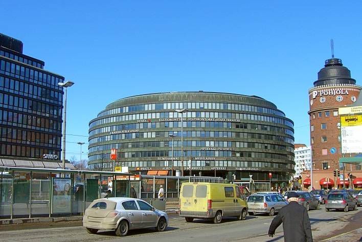 Hakaniemen perinteikkään maamerkin Ympyrätalon 5. kerroksen valoisa toimistotila. Tilassa on suuret ikkunat ja upeat näk...