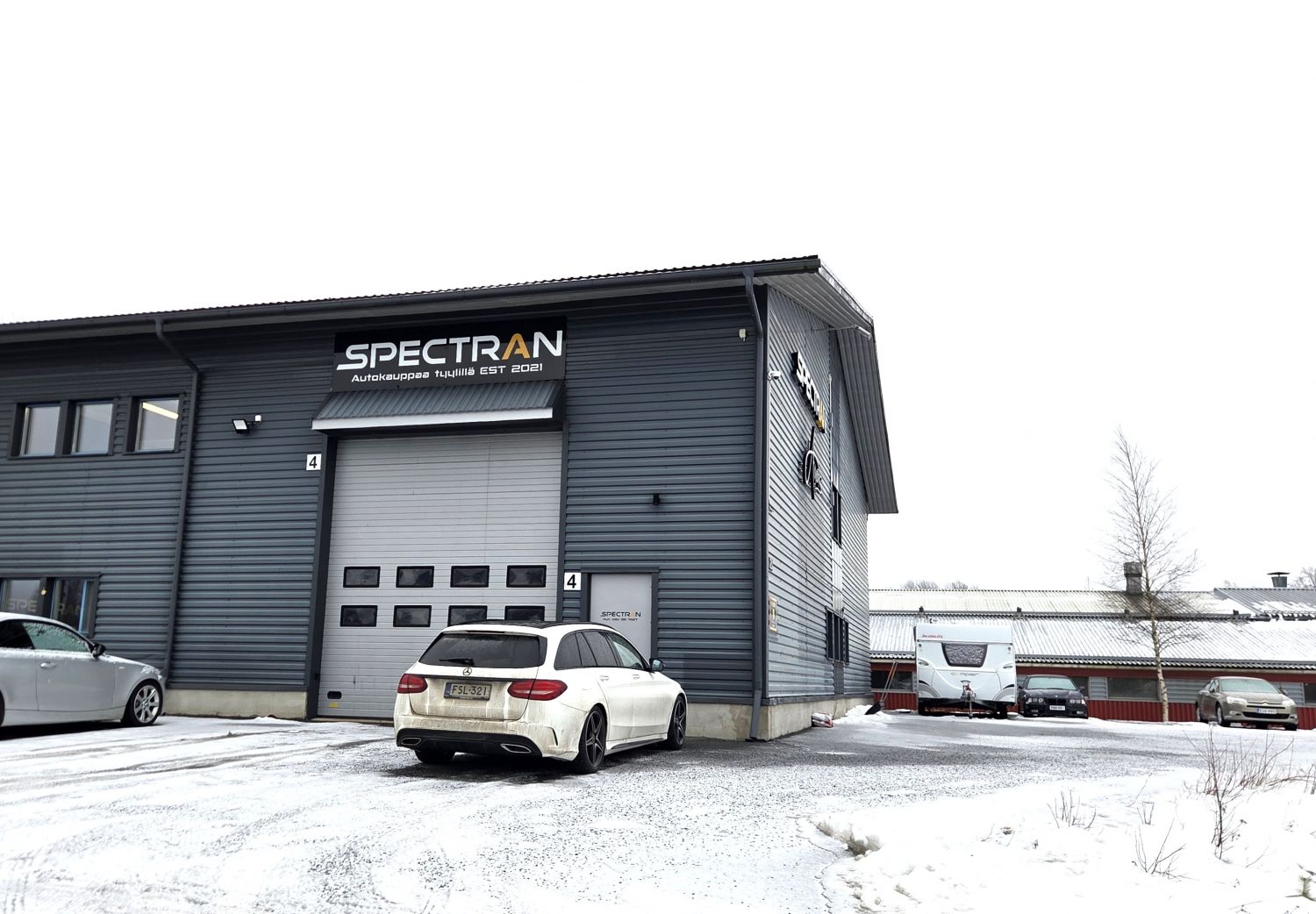 Vuokrataan noin 240,5 m2 hallitilaa Pirkkalasta.Selkeä hallitila rakennuksen päädyssä. Nosto-ovi (lev. 4 m, kork. 4,45 m) ja öljynerotuskaivo.Tilassa on pieni toimistohuone ja pukuhuonetila (wc+suihku) sekä näiden päällä varastoparvi. Pihatilaa saatavilla sopimuksen mukaan.Kysy lisää ja sovi...