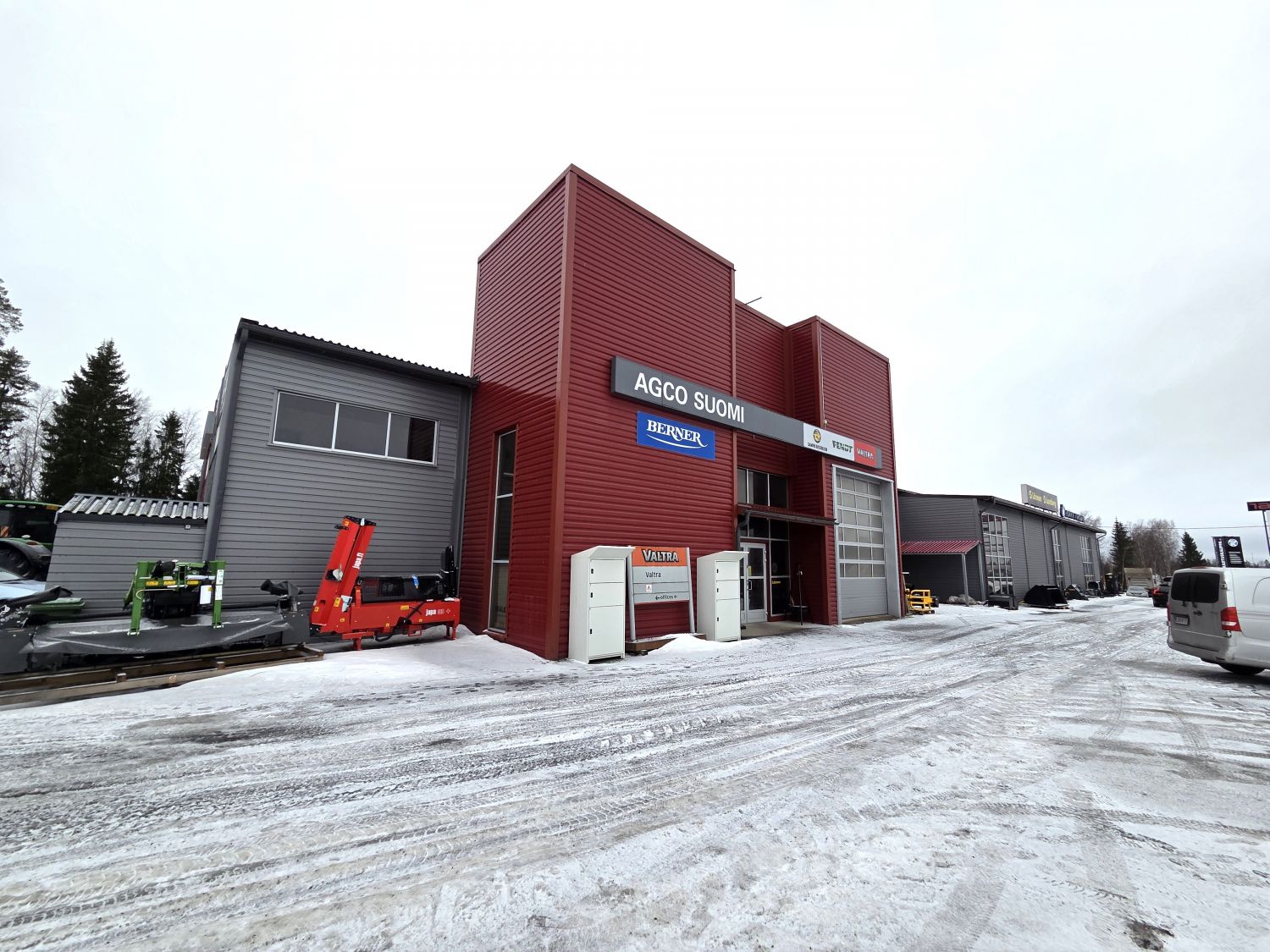 Vuokrataan myymälä- ja korjaamotilaa Pirkkalasta Kehätien varrelta.Myymälä-, toimisto- ja sosiaalitiloja noin 860 m2- sisäänajettava avara myymälätila- toimisto- ja sos.tiloja kahdessa kerroksessaKorjaamotilat aputiloineen noin 540 m2- korjaamoon kolme nosto-ovea maanpinnan tasosta- lastausl...