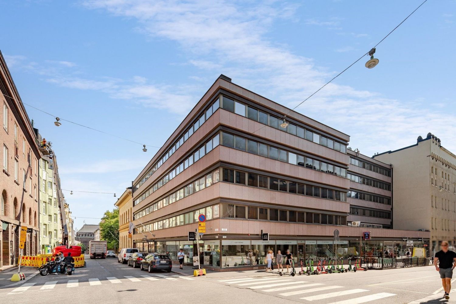 Heti vapaa liiketila keskeisellä ja vilkkaan asiakasvirran Kalevankadulla, Kampissa.Tilassa on tehty täysi pintaramontti 2024.Isot näyteikkunat kadunsuuntaisesti.Vesipistevalmiudet esim. parturi kampaamolle.Tila ei sovellu kahvila- tai ravintola käyttöön.Lisätietoja:Mika Nyman0400347758mi...