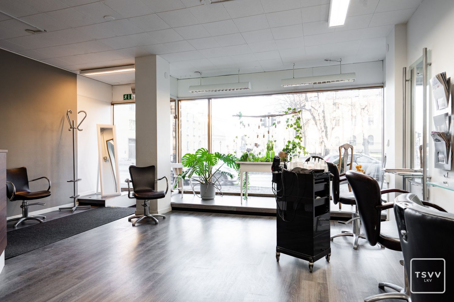 Myynnissä valoisa liiketila Turun keskustassa, osoitteessa Hämeenkatu 14. Tämä 58m² kokoinen tila sijaitsee vuonna 1962 valmistuneessa kivirakenteisessa talossa, joka on kokenut useita perusparannuksia vuosien varrella, kuten LVIS-saneerauksen 2020–2021. Tila on hyväkuntoinen ja tarjoaa erinomaiset ...